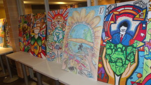 Photo showing the contestants' works of art. 