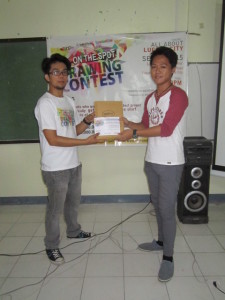 Larawan ni Jopeth Buñag habang tinatanggap ang certificate ng kanyang pagkakapanalo sa All About Lucena On-the-Spot Drawing Contest